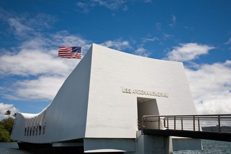 Kona to Oahu: Pearl Harbor Deluxe Tour